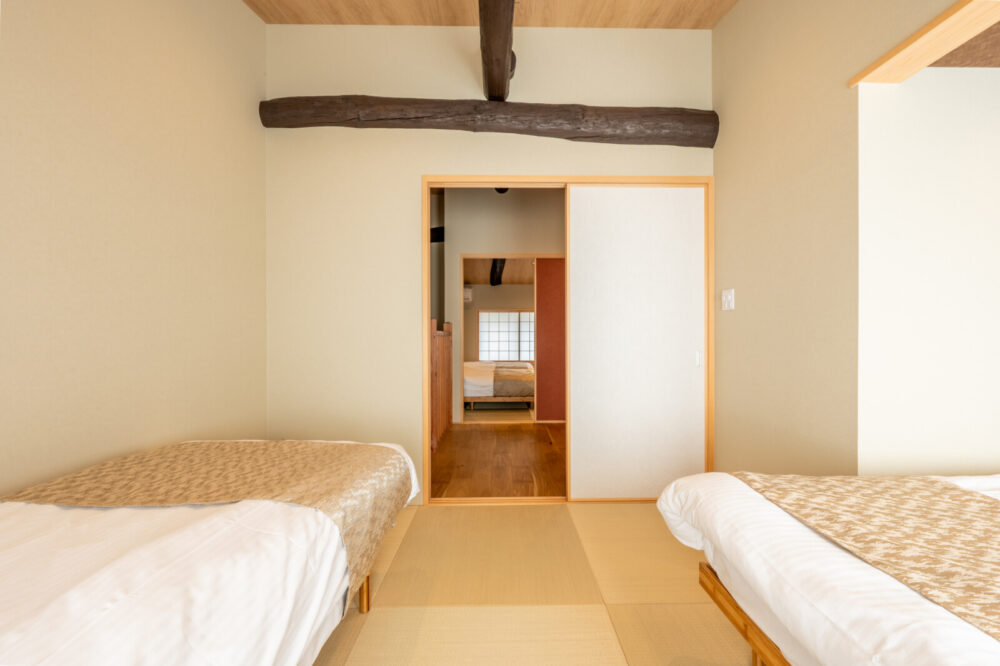 京粋庵 鳳凰の2階の続き間に設置したシモンズ製マットレス